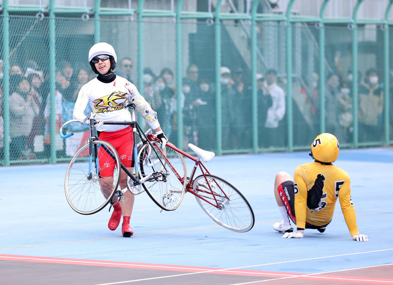 自転車を持ちゴールに向かう松浦悠士（左）、右は佐々木豪（撮影・鈴木正人）