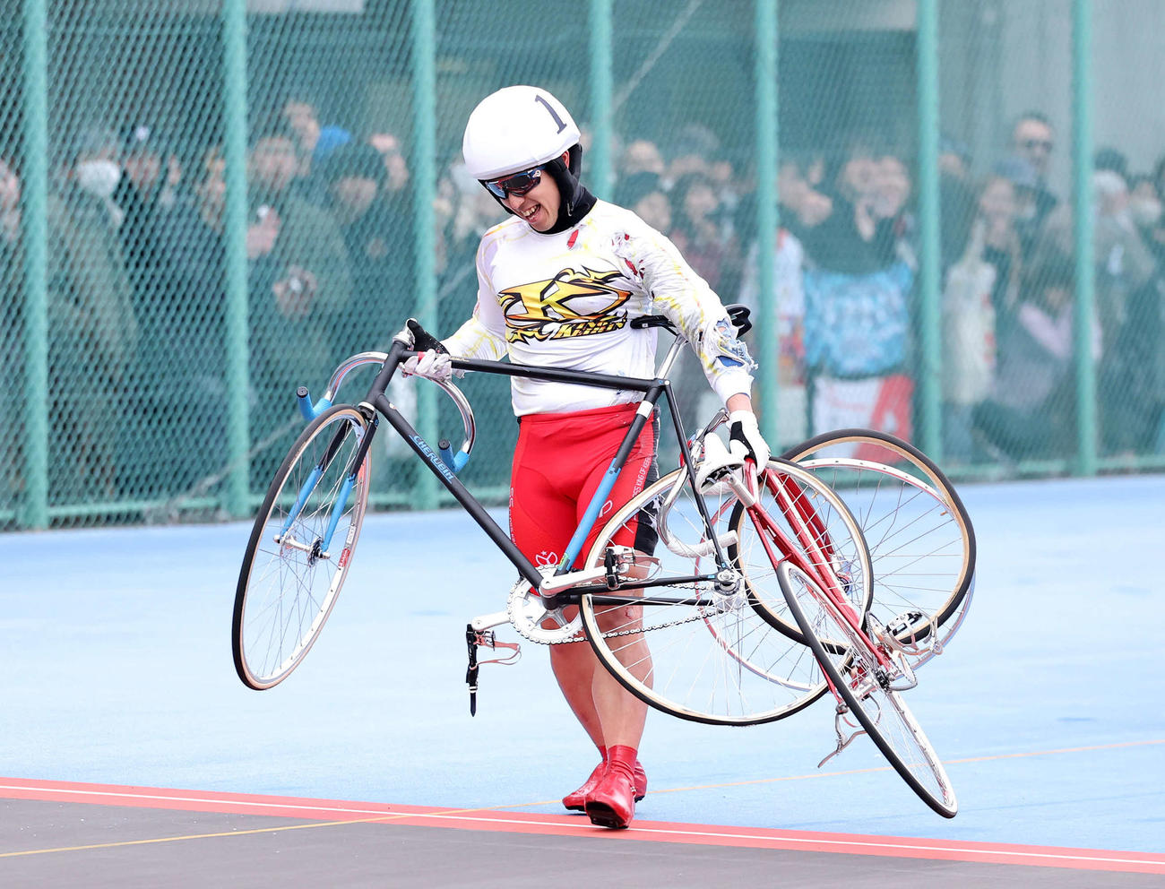 自転車を持ちゴールする松浦悠士（撮影・鈴木正人）