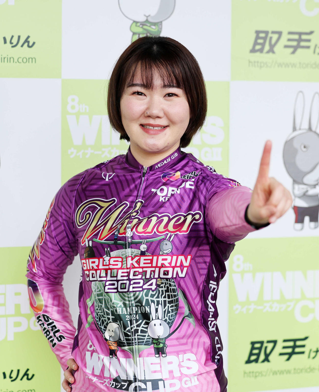 ガールズケイリンコレクションを制しポーズを決める坂口楓華（撮影・鈴木正人）