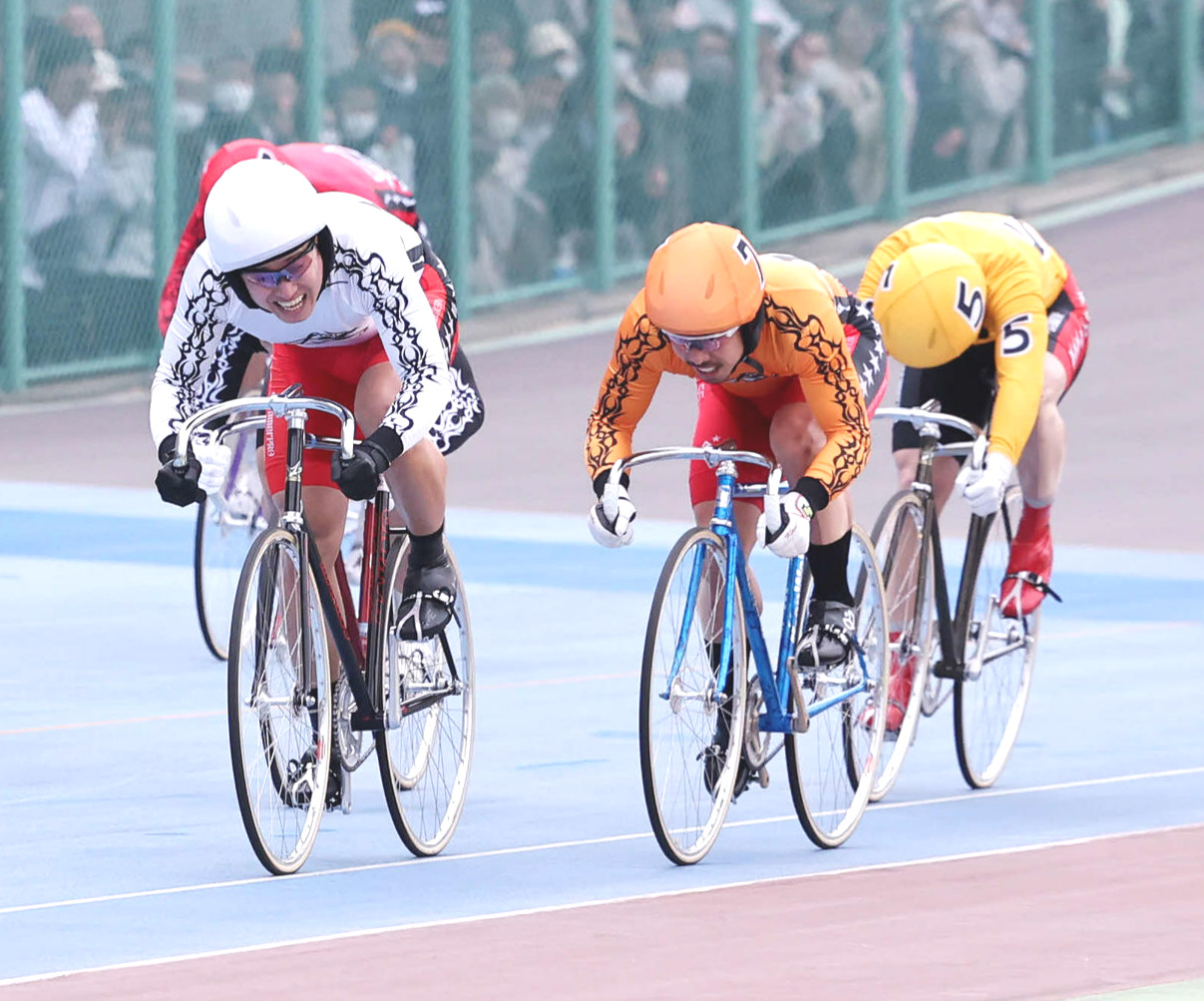 ウィナーズカップ決勝を1着でゴールする脇本雄太（手前左）、2着の古性優作（同右）