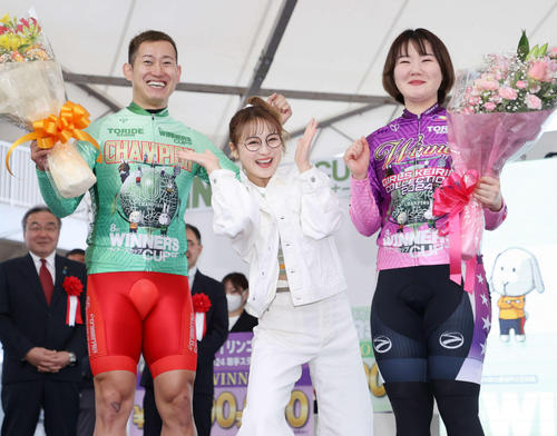 花束を手に笑顔を見せる脇本雄太(左)、坂口楓華(右)、プレゼンターの鈴木奈々(撮影・鈴木正人)