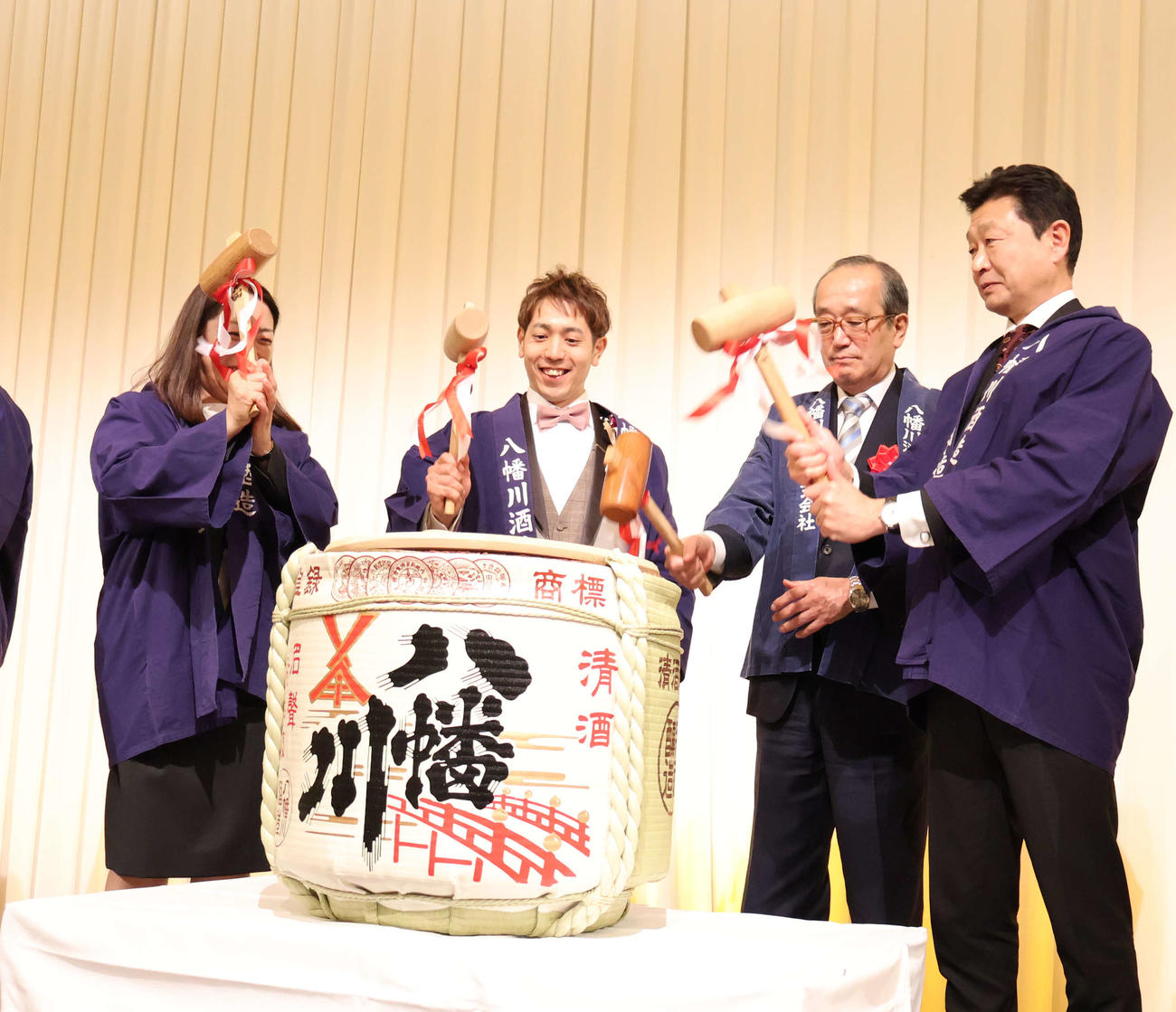 松浦悠士（左から2人目）は松井一実広島市長（同3人目）らと鏡割り