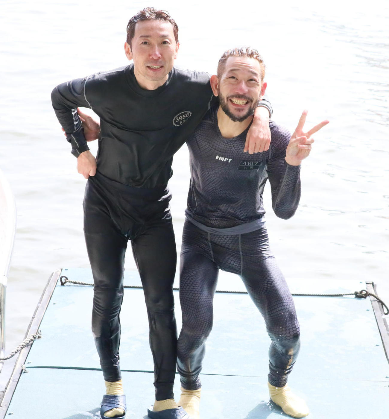 通算1500勝達成の水神祭後の真田英二（左）と、一緒に飛び込んだ片岡秀樹
