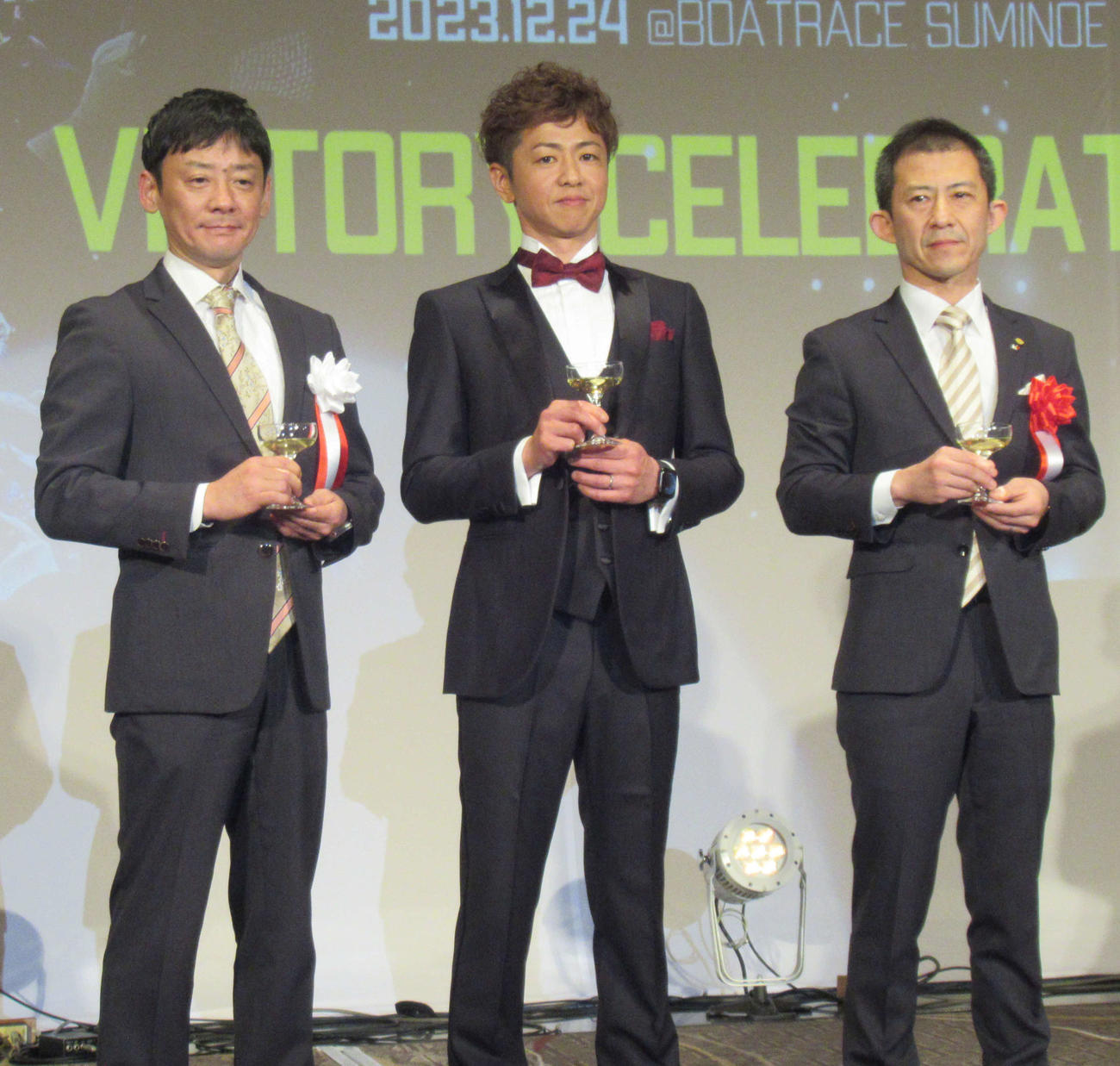 昨年のSGグランプリを制した石野貴之（中央）を祝して大阪支部長の湯川浩司（左）と選手会代表の瓜生正義が乾杯