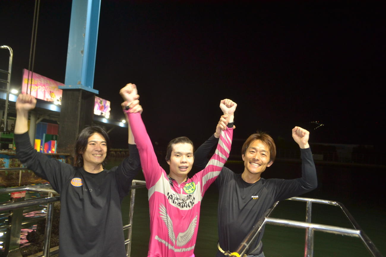 デビュー初優勝の佐藤航（中央）は水神祭の後、埼玉支部の先輩黄金井力良（右）と外崎悟（左）と喜びを分かち合う