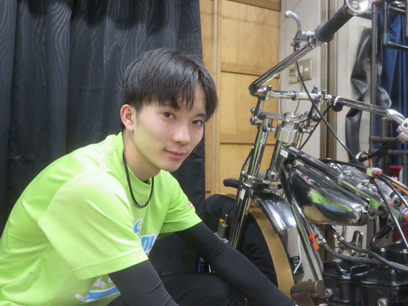 整備をする地元ルーキーの山口航太