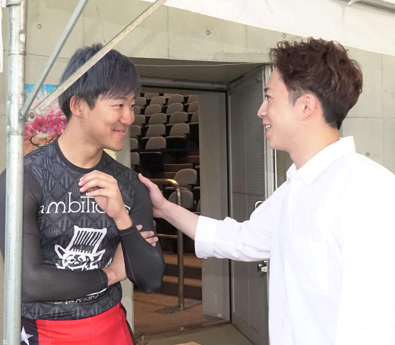 検車場の外で談笑する坂井洋（右）と真杉匠