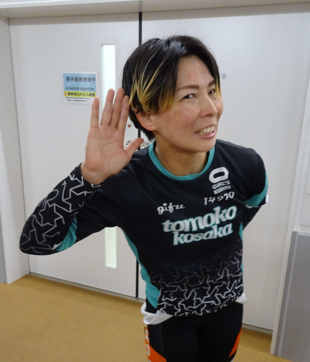 ファンの声がよく聞こえるように耳をそばだてる小坂知子