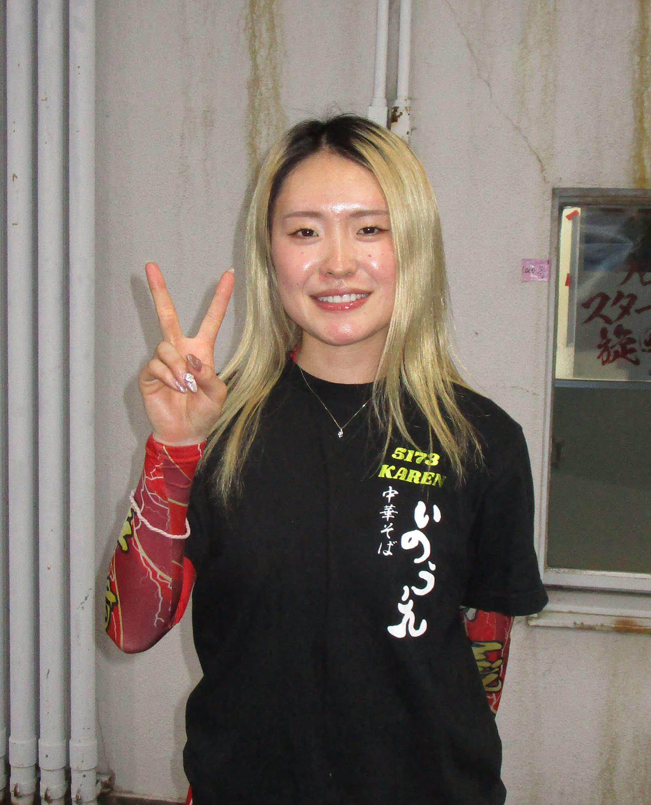 今節初白星を挙げ、Vサインの谷口佳蓮（撮影・安井雅彦）