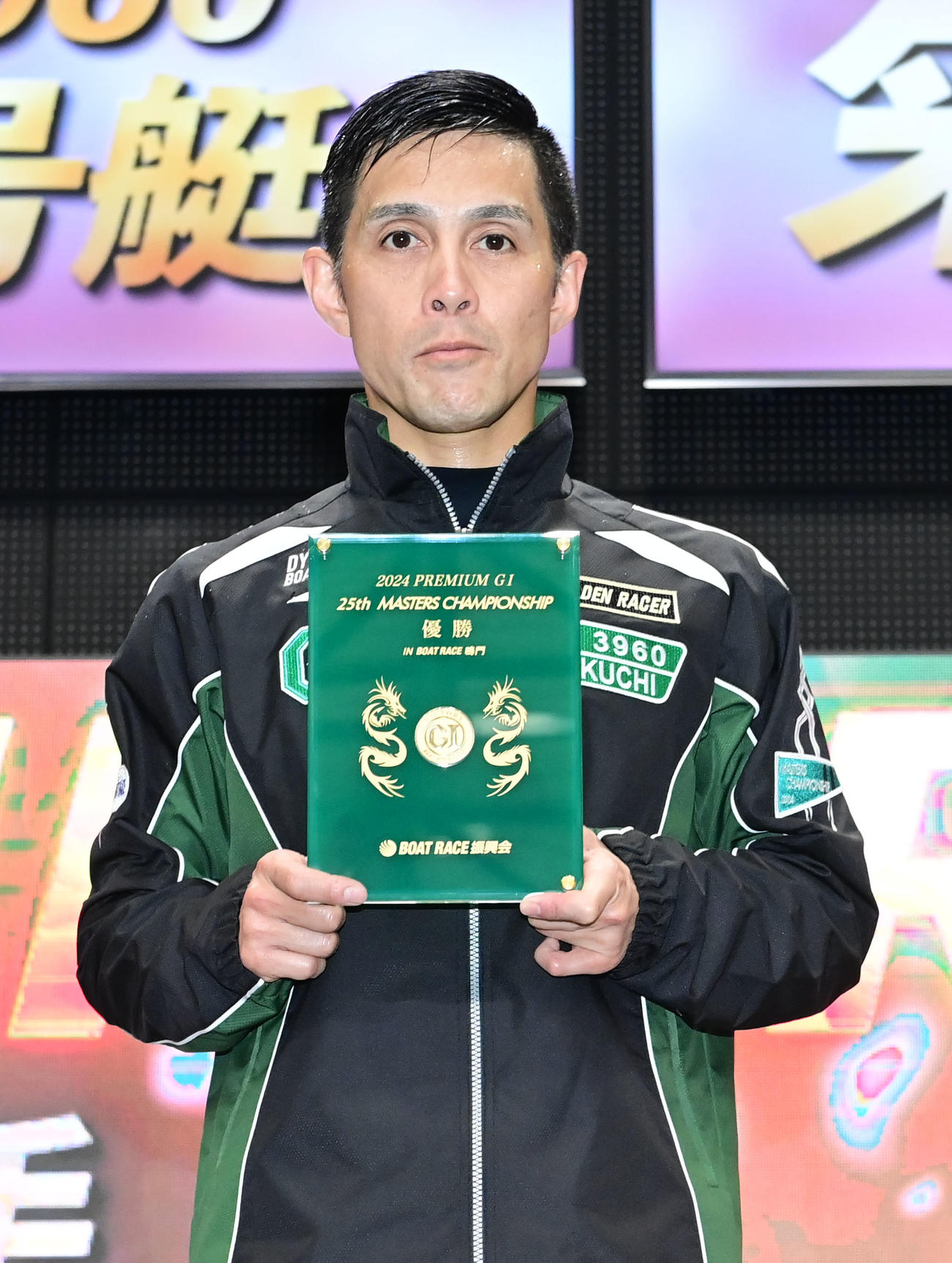 マスターズチャンピオンを制しメダルが入った優勝盾を手にする菊地孝平（撮影・和賀正仁）