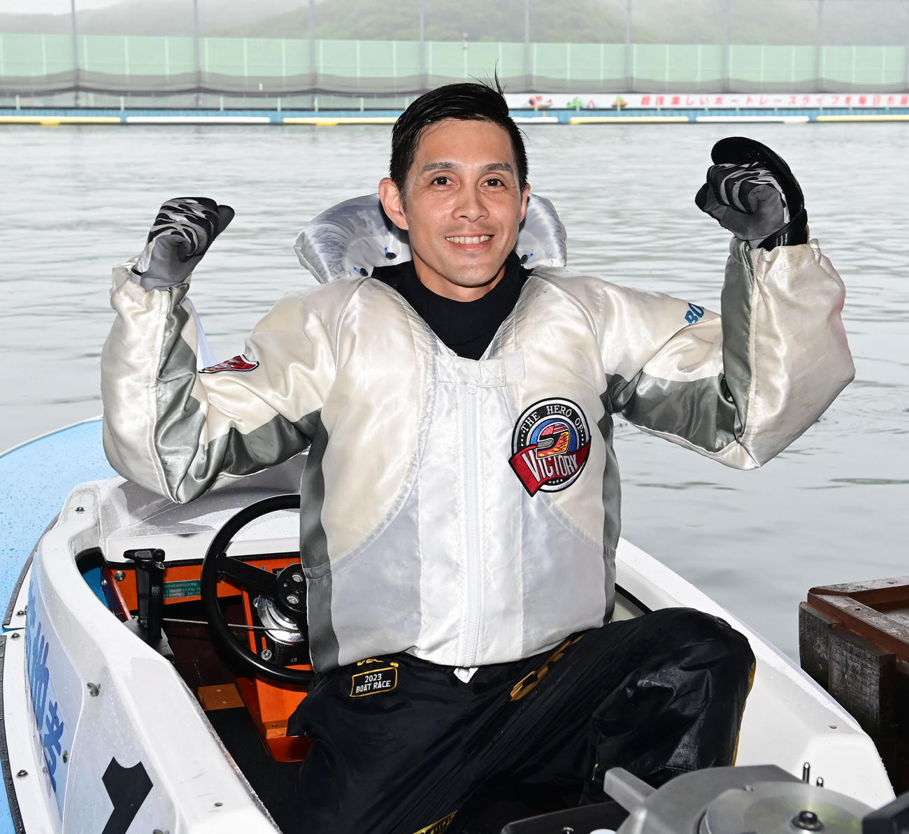 マスターズチャンピオンを制した菊地孝平は両手でガッツポーズ（撮影・和賀正仁）