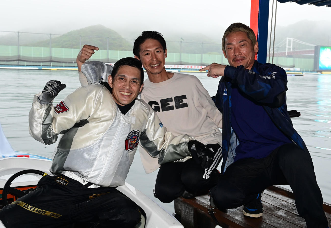 マスターズチャンピオンを制した菊地孝平（左）は坪井康晴（右）と横沢剛治から祝福される（撮影・和賀正仁）