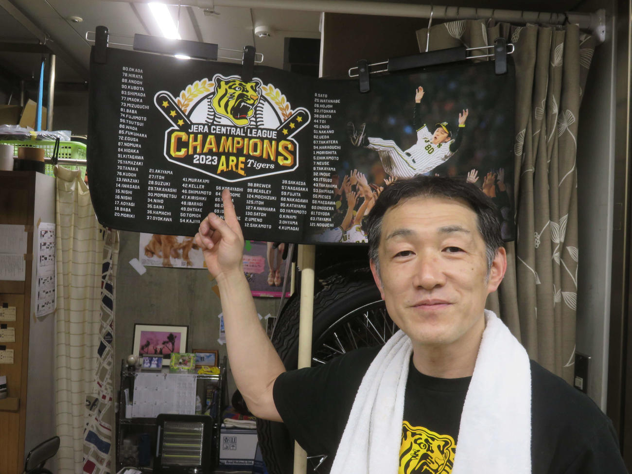 木村悦教は「ARE」を指さす