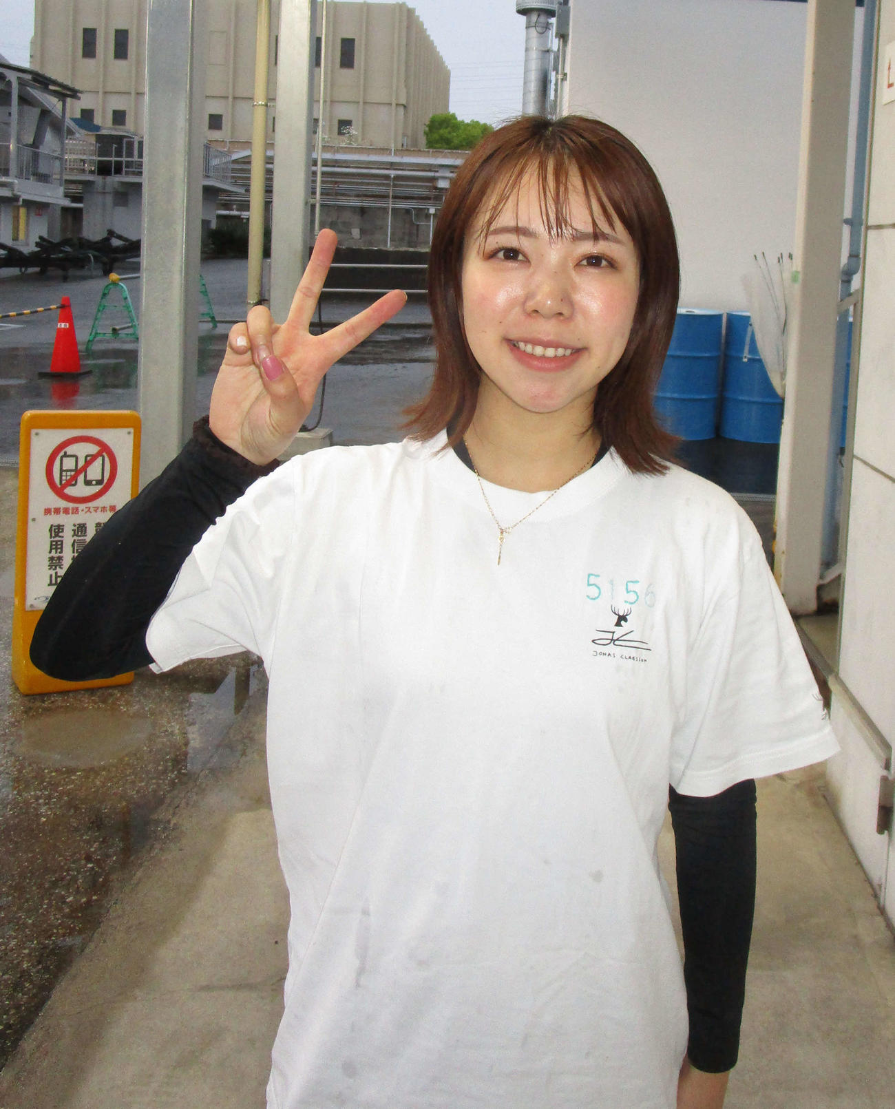 4カドからまくり差して住之江での初勝利を挙げ、Vサインの坂野さくら（撮影・安井雅彦）