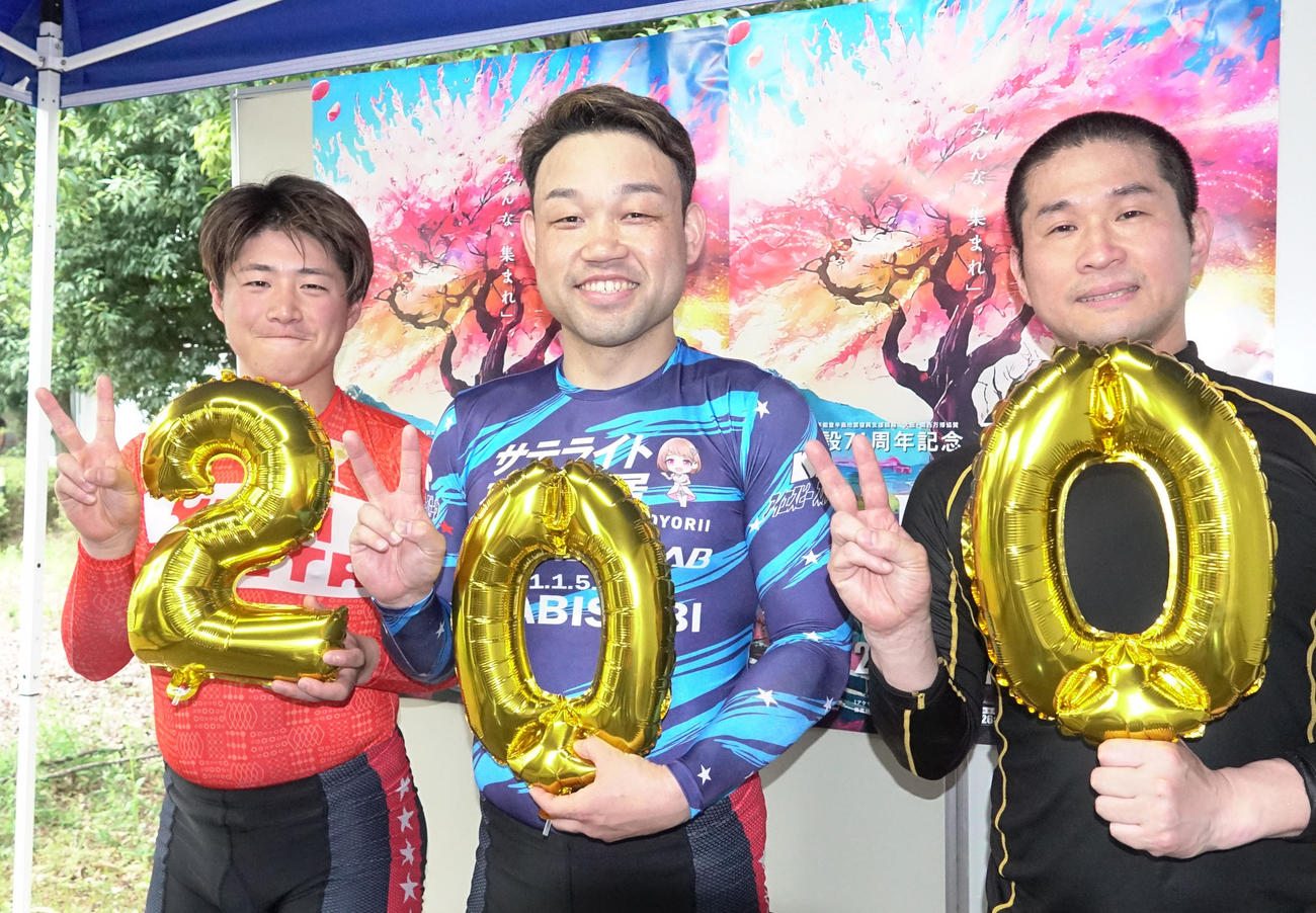 通算200勝を達成した武藤龍生（中央）と、先頭で駆けた森田優弥（左）、3番手を固めた岡本大嗣