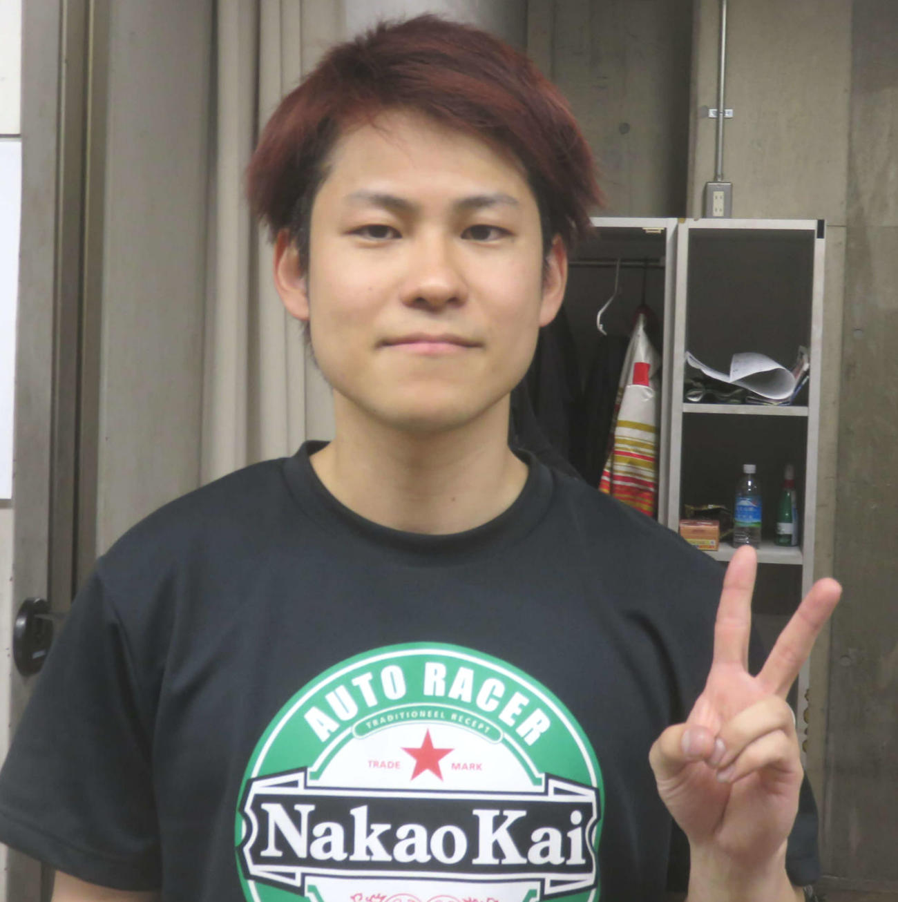 「今節2勝目」のサインを出す中村颯斗