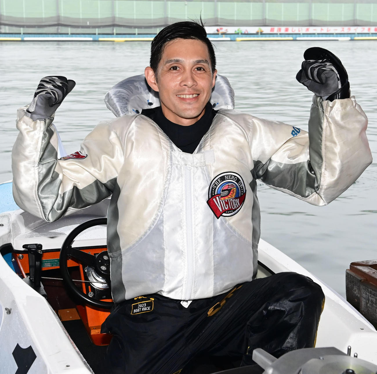 マスターズチャンピオンを制してガッツポーズする菊地孝平