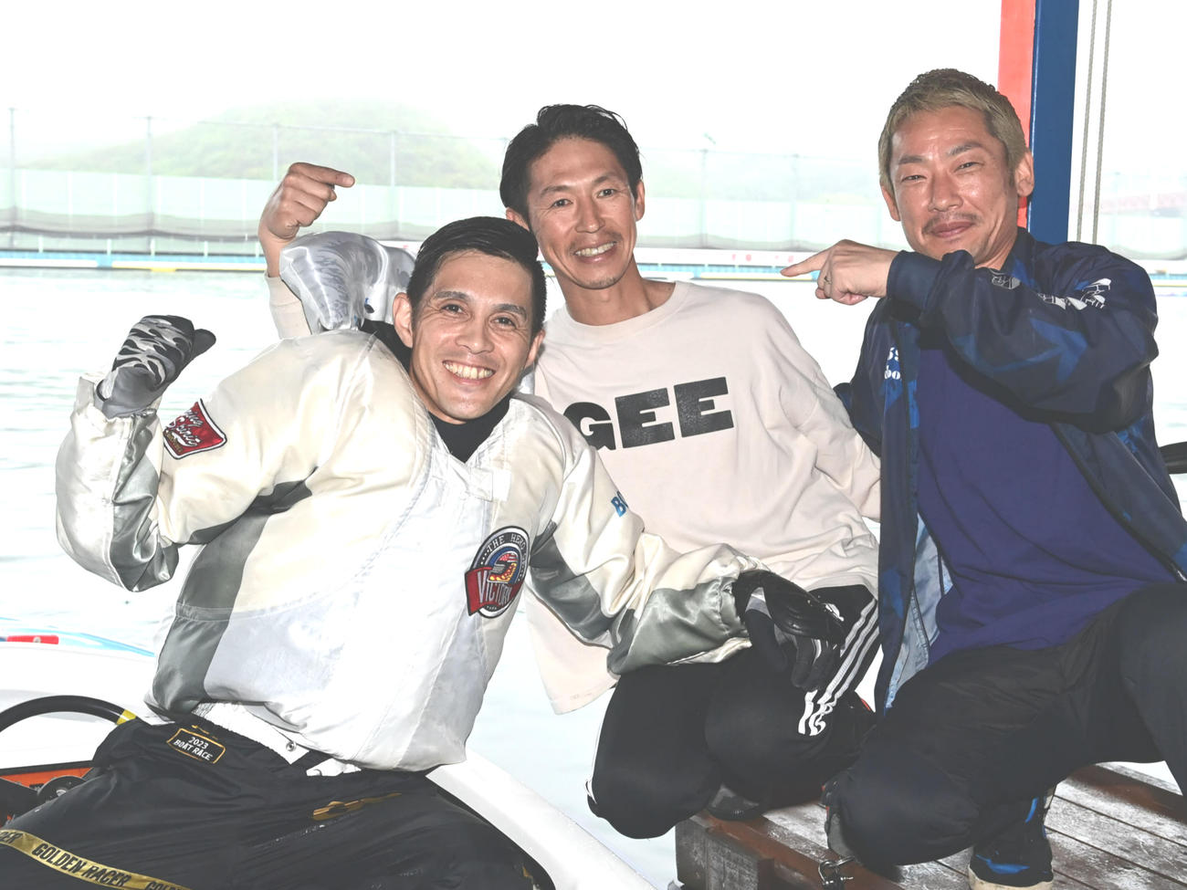 マスターズチャンピオンを制した菊地孝平（左）は坪井康晴（右）と横沢剛治から祝福される
