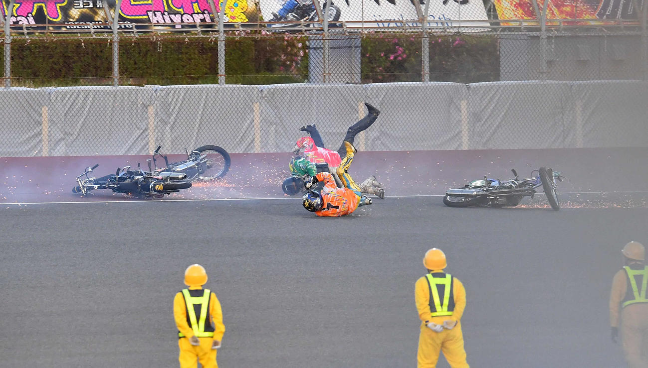 SGオールスター・オートレース1日目　9R、6番車の丸山智史（中央）が落車し、避けられず転倒する選手ら（撮影・岩下翔太）