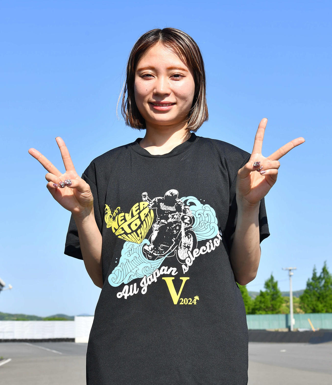 SGオールスター・オートレース2日目　3R、勝利した新井日和は青空を背に笑顔でピースサイン（撮影・岩下翔太）