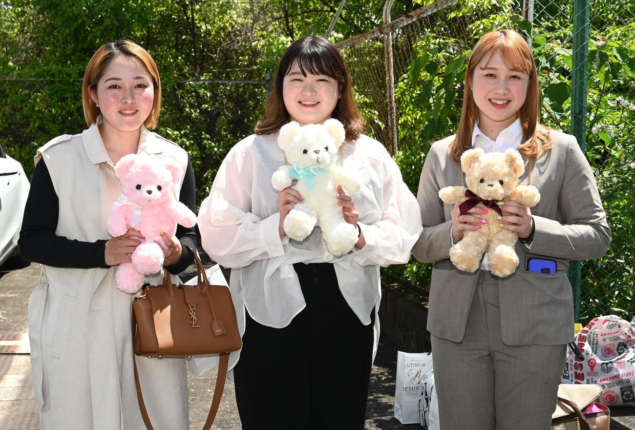 おそろいのチャームバッグを手に記念撮影に納まる（左から）増田夕華、尾方真生、杉浦菜留（撮影・林敢治）
