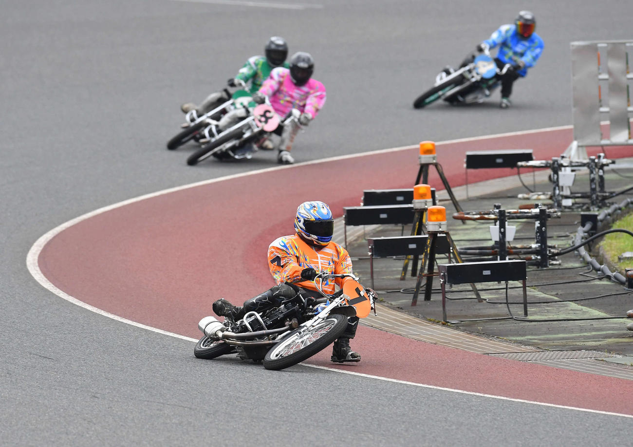 SGオールスター・オートレース3日目　4R、先頭で最終周回をする7番車の永井大介（撮影・岩下翔太）