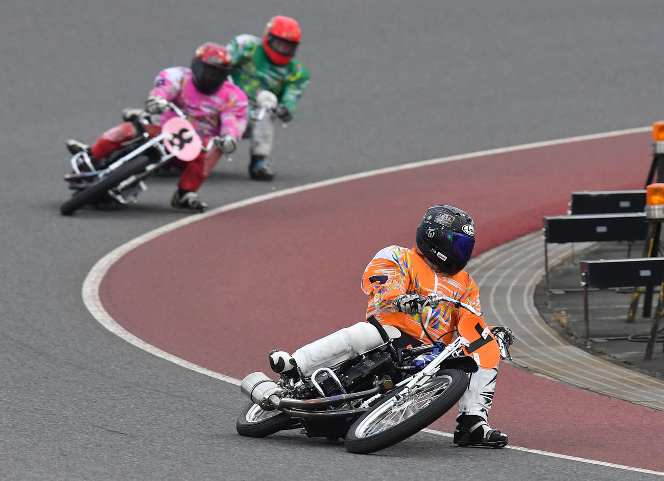 SGオールスター・オートレース3日目　8R、先頭で最終周回をする7番車の長田稚也（撮影・岩下翔太）