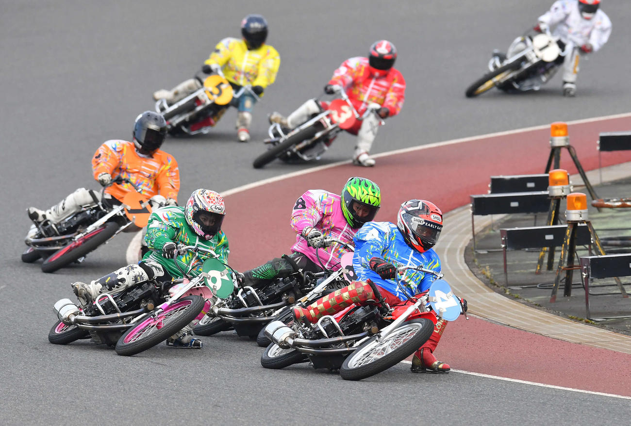 SGオールスター・オートレース4日目　6R、先頭で最終周回をする4番車の掛川和人（撮影・岩下翔太）