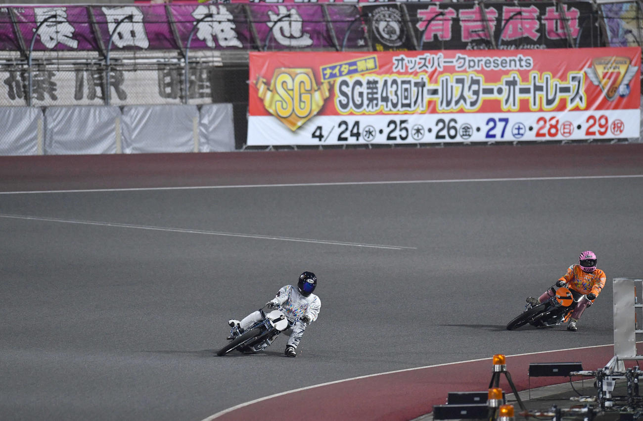 SGオールスター・オートレース5日目　10R、横断幕を背に最終周回をする、1番車の長田稚也（左）と7番車の有吉辰也（撮影・岩下翔太）