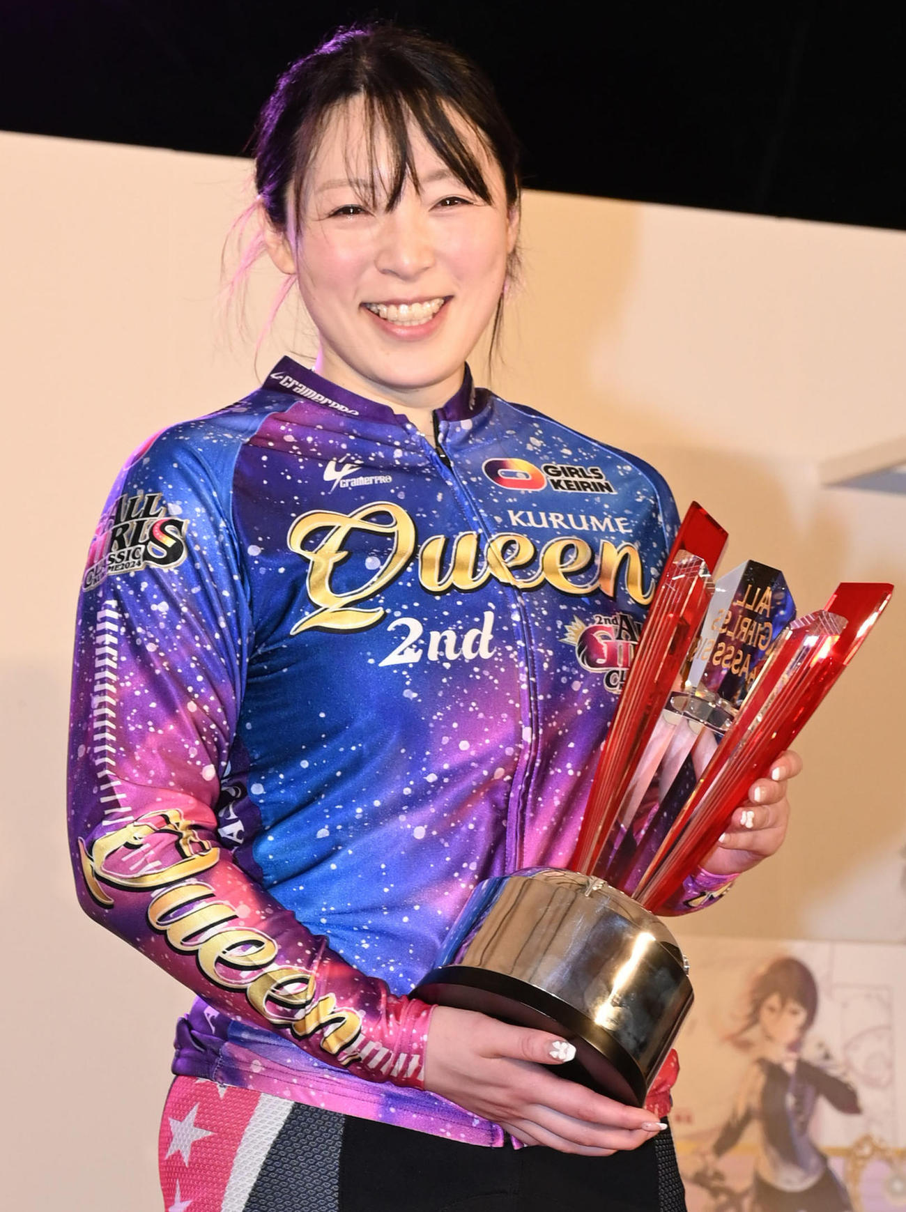 オールガールズクラシックを制した児玉碧衣は表彰式でトロフィーを手に笑顔（撮影・林敢治）