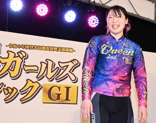 オールガールズクラシックを制した児玉碧衣は表彰式で笑顔（撮影・林敢治）