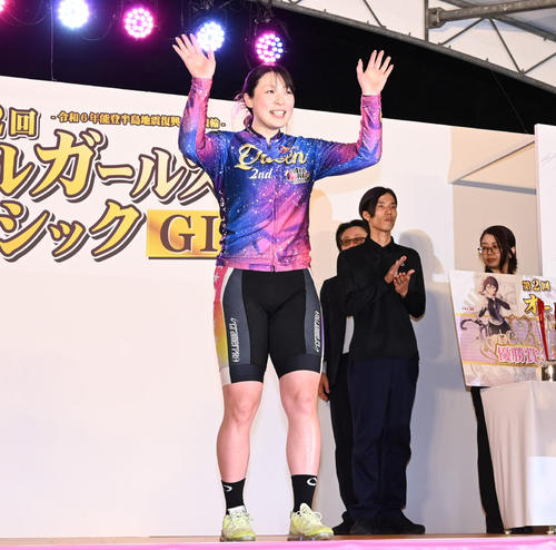 オールガールズクラシックを制した児玉碧衣は表彰式で手を振りながら笑顔（撮影・林敢治）