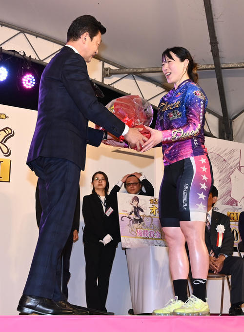オールガールズクラシックの表彰式で花束を受け取る児玉碧衣（右）（撮影・林敢治）