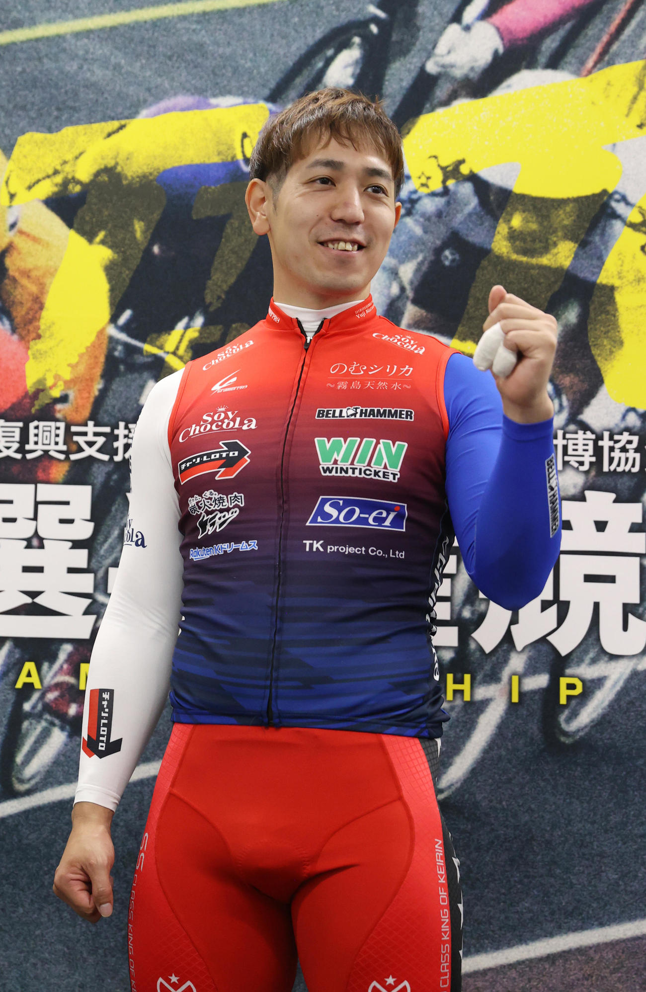 前検でガッツポーズする松浦悠士（撮影・柴田隆二）