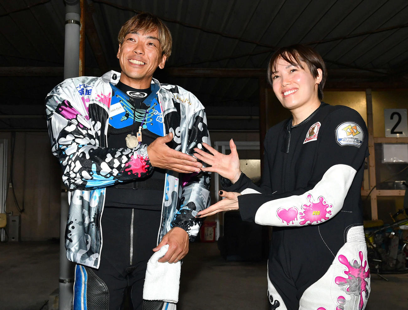 SGオールスター・オートレース最終日　12R優勝戦を制した青山周平（左）は、準優勝の佐藤摩弥から祝福される（撮影・岩下翔太）