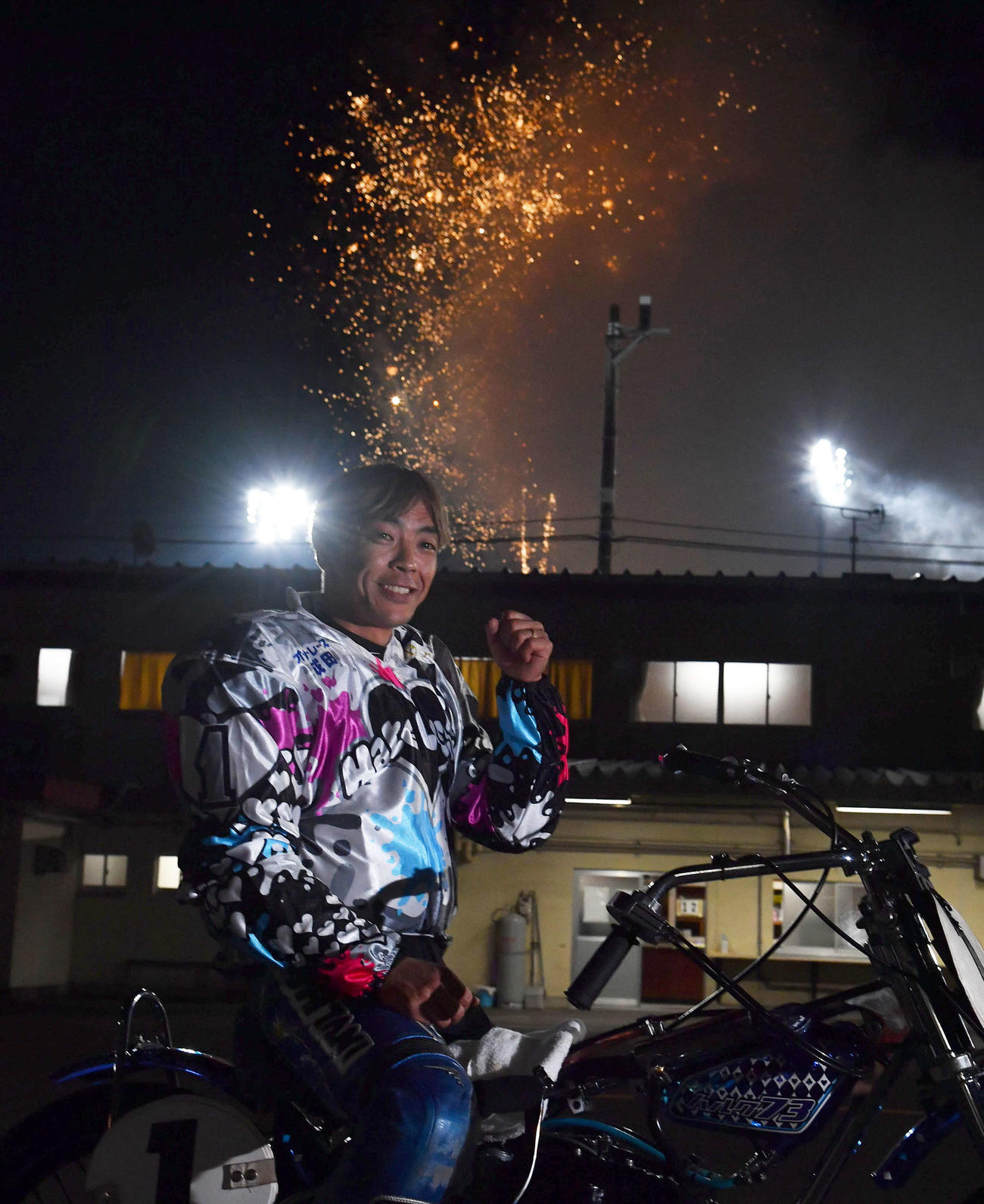 優勝戦を制し、花火を背にガッツポーズする青山周平（撮影・岩下翔太）