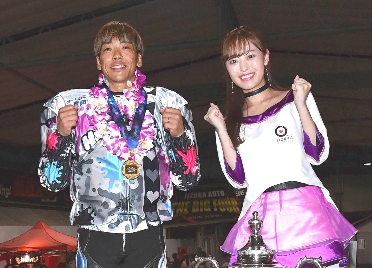 SGオールスター・オートレース最終日　表彰式で飯塚オート5代目勝利の女神RUKA（右）と記念撮影する青山周平（撮影・岩下翔太）
