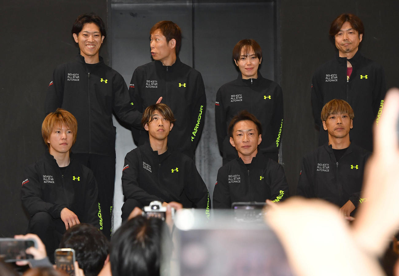 SGオールスター・オートレース最終日　優勝戦出場選手紹介で集合写真に納まる、前列右から1番車・青山周平、2番車・鈴木宏和、3番車・長田稚也、4番車・鈴木圭一郎、後列右から5番車・有吉辰也、6番車・佐藤摩弥、7番車・佐藤貴也、8番車・中村杏亮（撮影・岩下翔太）