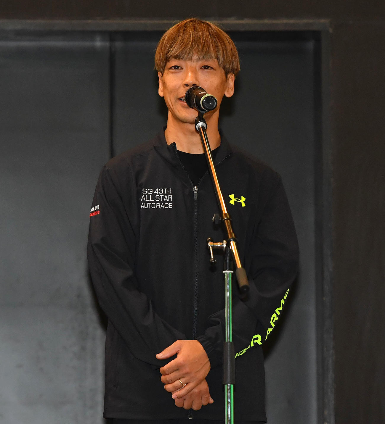 SGオールスター・オートレース最終日　優勝戦出場選手紹介でインタビューを受ける青山周平（撮影・岩下翔太）