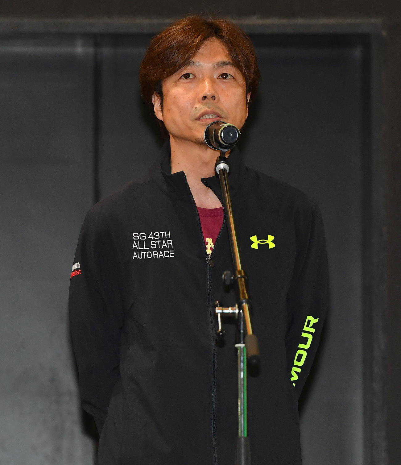 SGオールスター・オートレース最終日　優勝戦出場選手紹介でインタビューを受ける有吉辰也（撮影・岩下翔太）