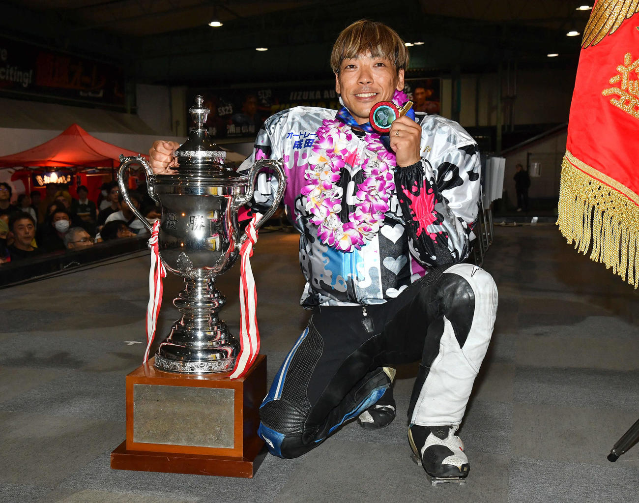 表彰式で優勝カップ、メダルを手に喜ぶ青山周平（撮影・岩下翔太）