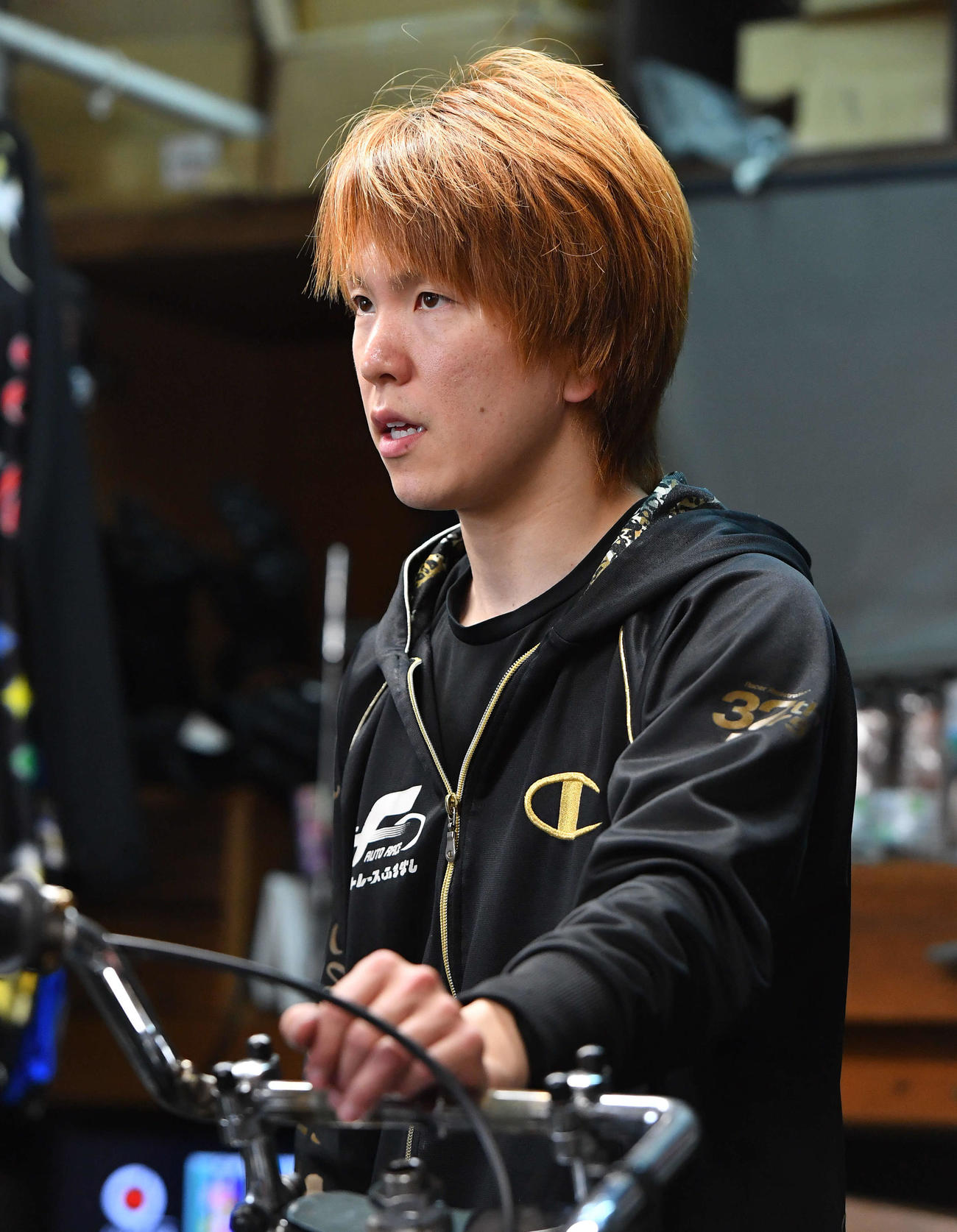 レース前、取材を受ける鈴木圭一郎（撮影・岩下翔太）