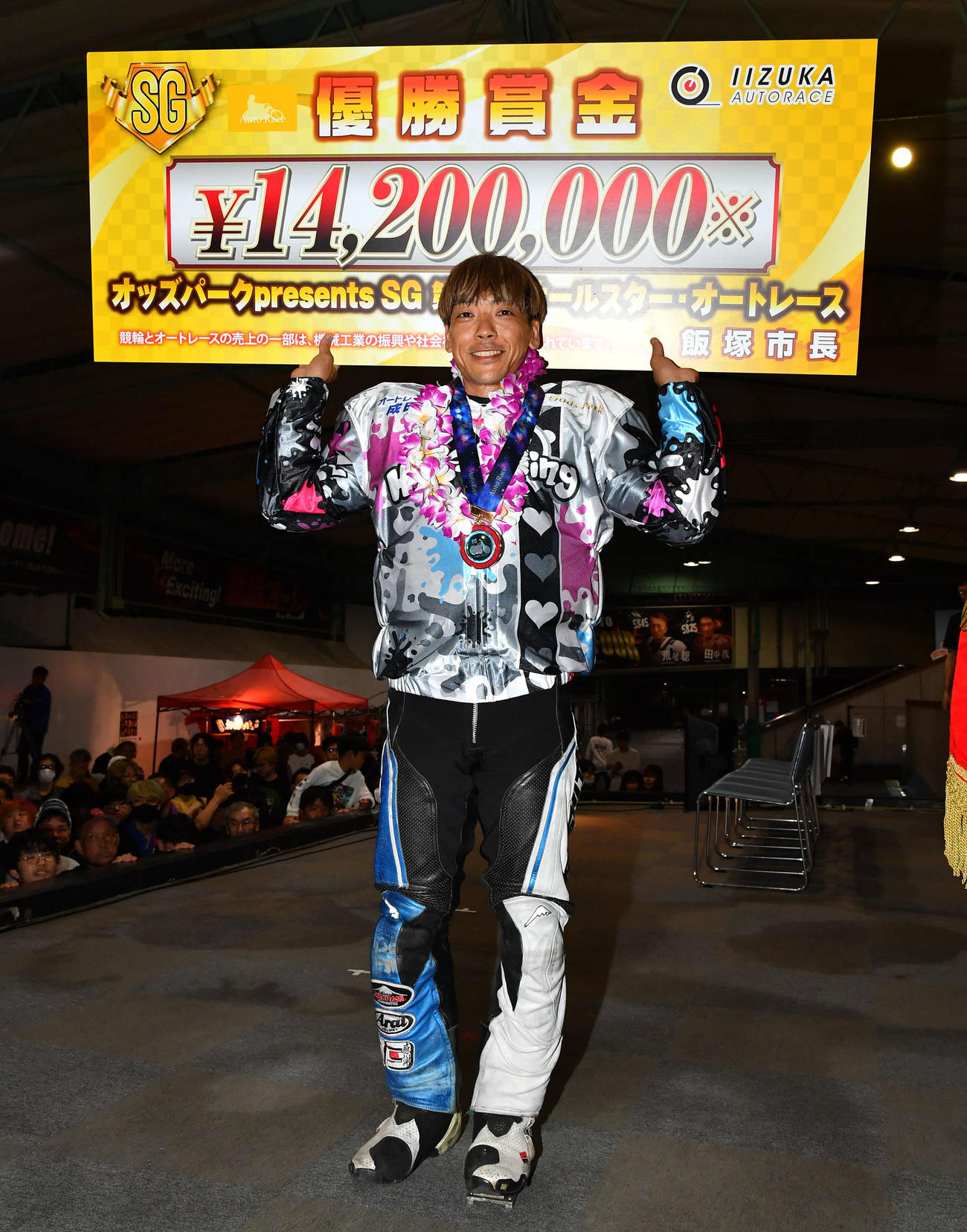 賞金ボードを掲げる青山周平（撮影・岩下翔太）