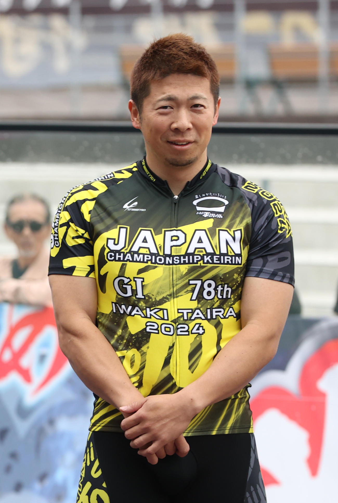 開会式で笑顔を見せる深谷知博（撮影・柴田隆二）