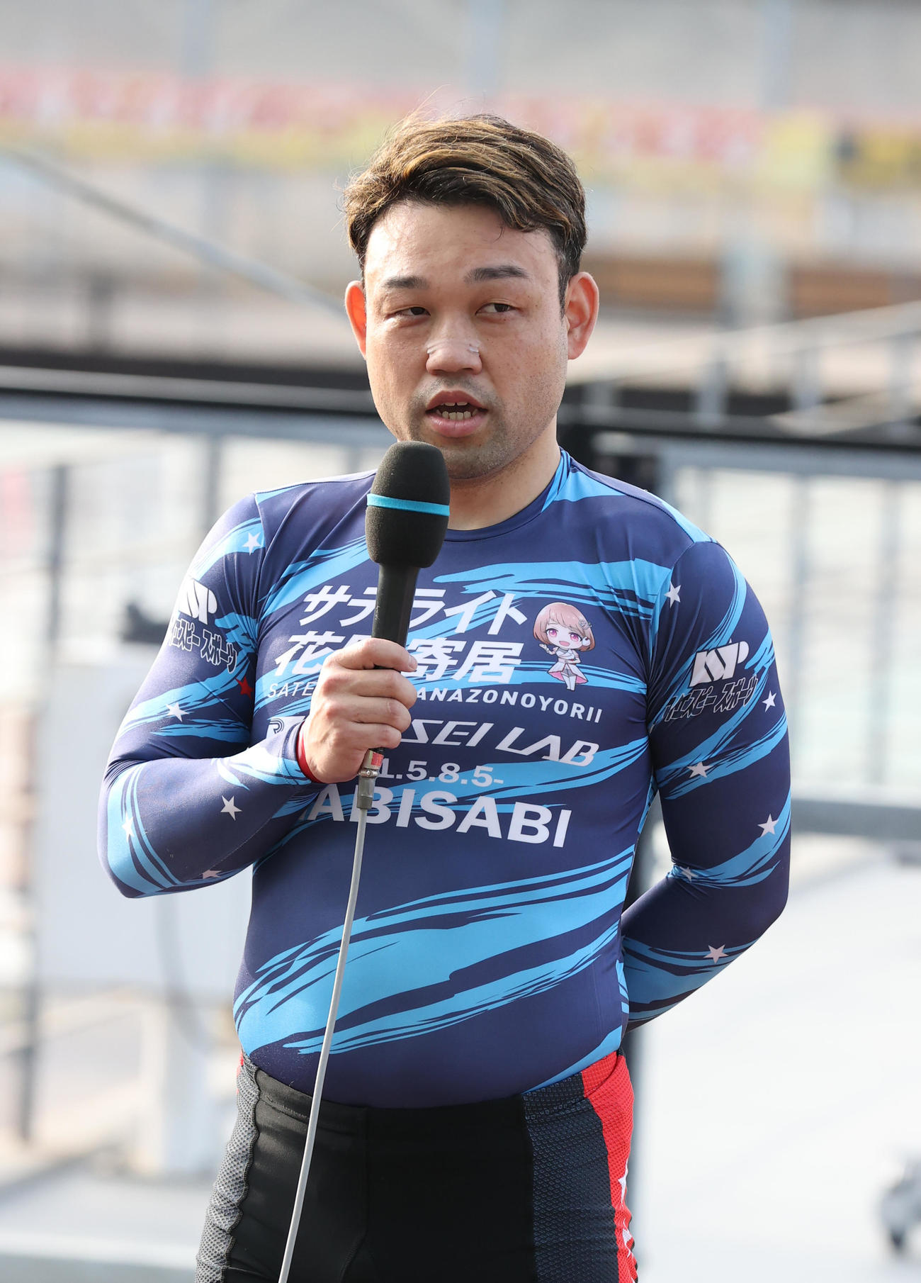 S級特選で1着の武藤龍生は勝利者インタビューに答える（撮影・柴田隆二）