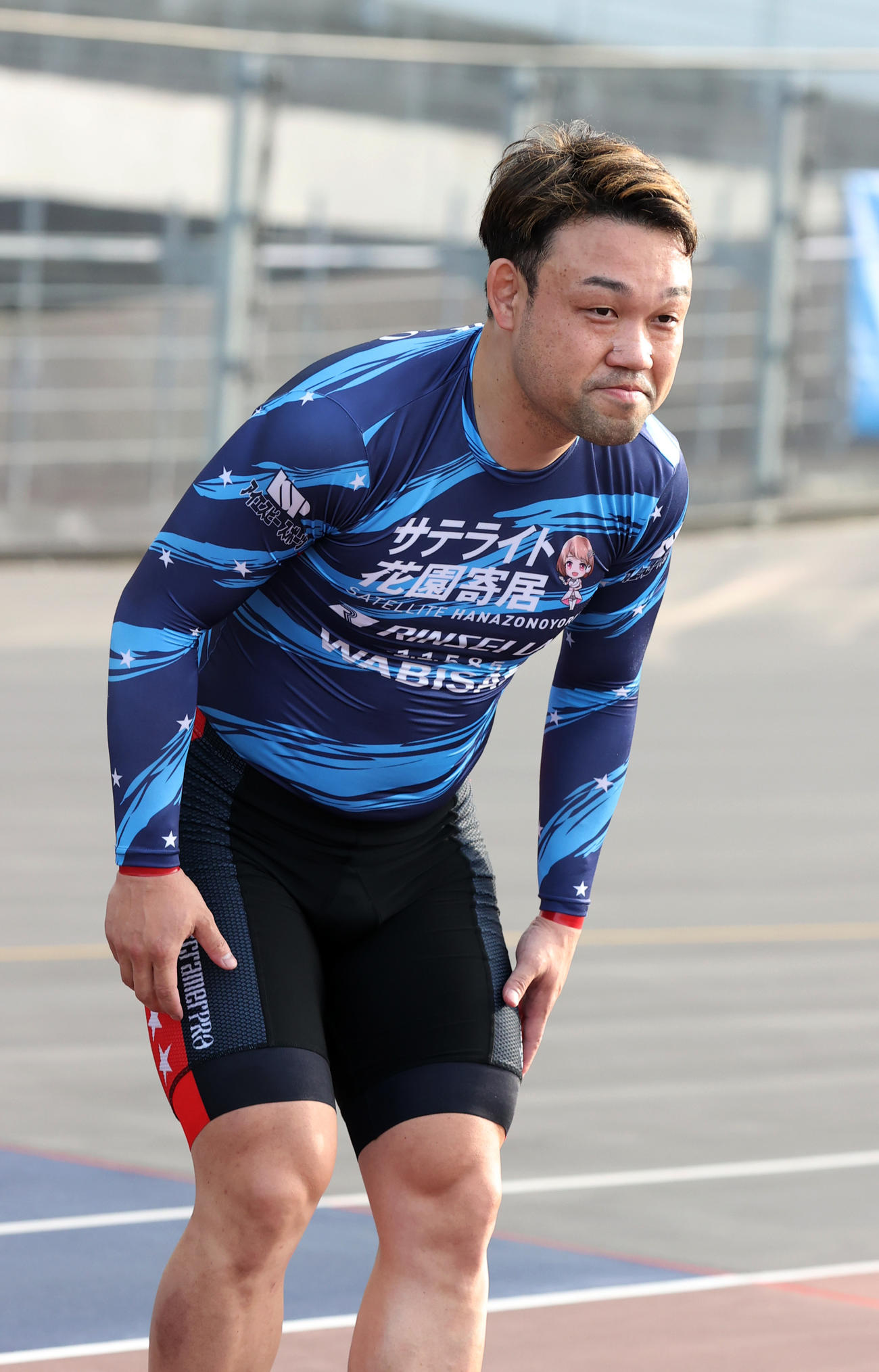 S級特選で1着の武藤龍生はファンの声援に頭を下げる（撮影・柴田隆二）