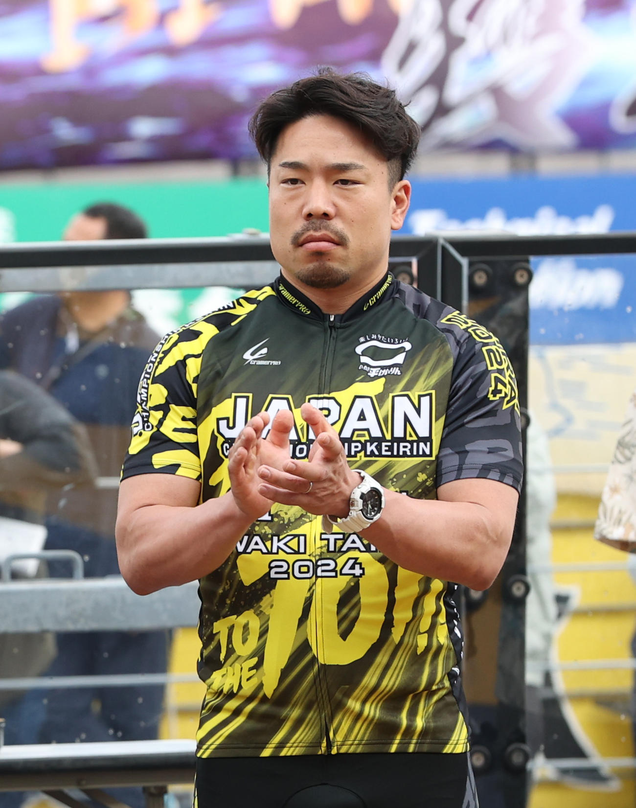 開会式で拍手する古性優作（撮影・柴田隆二）