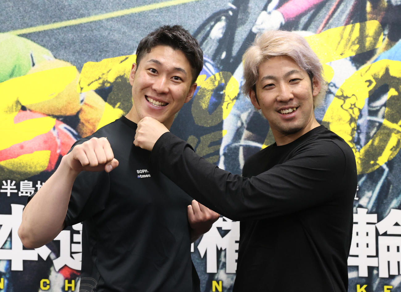 弟の川口聖二（左）と川口公太朗の兄弟はポーズを決める（撮影・柴田隆二）