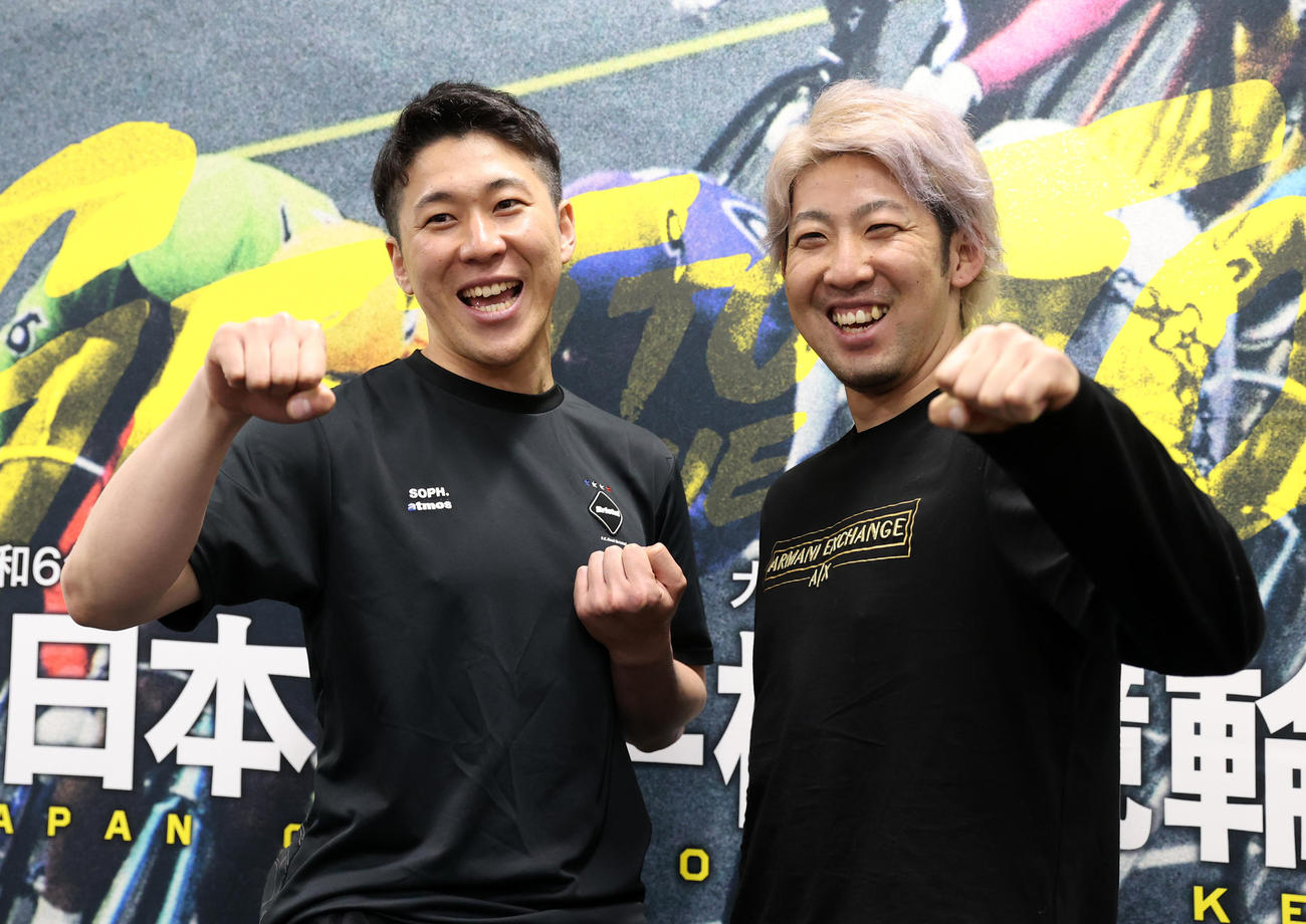 弟の川口聖二（左）と川口公太朗の兄弟はポーズを決める（撮影・柴田隆二）