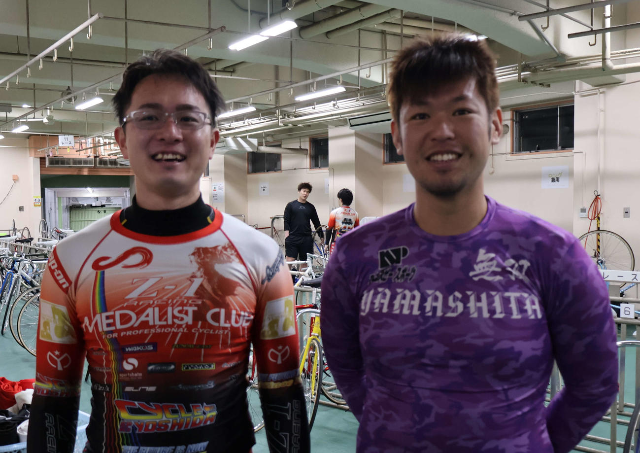 連勝で決勝進出した佐伯亮輔（左）が山下一輝と好連係する（撮影・山田敏明）